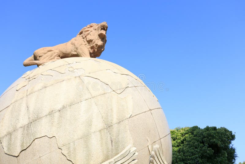 Réveil du lion se tenant sur terre, adobe RVB photographie stock Réveil du lion se tenant sur terre, adobe RVB photographie stock
