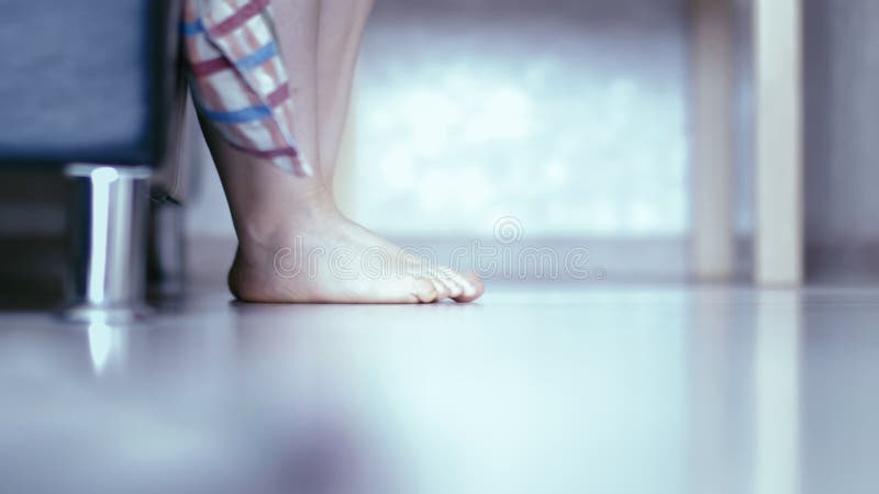 Réveil matinal : closeup of plussize femmes jambes se levant du canapé