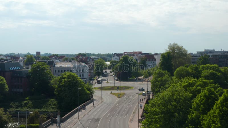 Révélation en avant du rond-point. vue aérienne de la route principale à faible trafic menant à travers la ville. luebeck schleswi