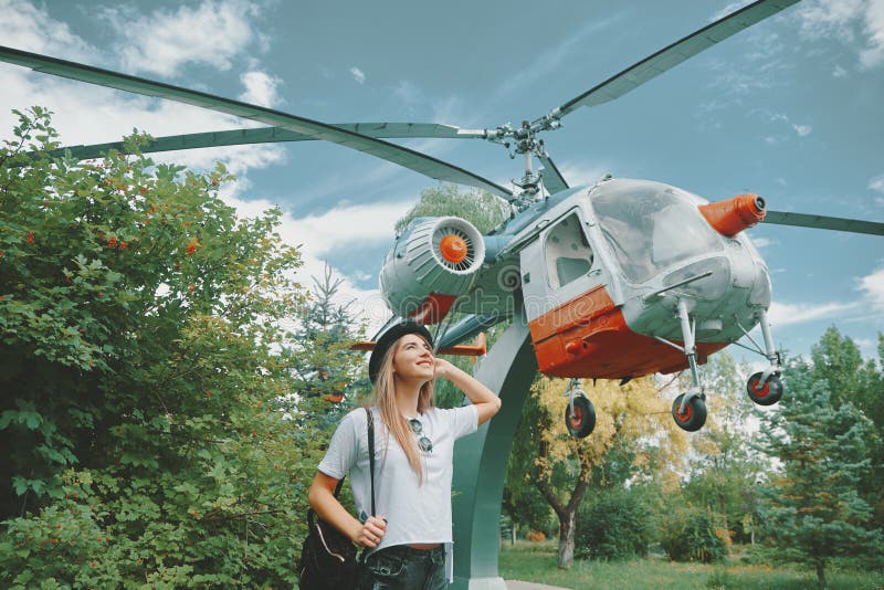 Rêver la jeune fille regardant au ciel avec un petit helicop mignon image libre de droits Rêver la jeune fille regardant au ciel avec un petit helicop mignon image libre de droits