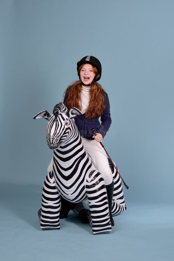 Rêves roux de femme jockey de fille des chevaux images stock Rêves roux de femme jockey de fille des chevaux images stock