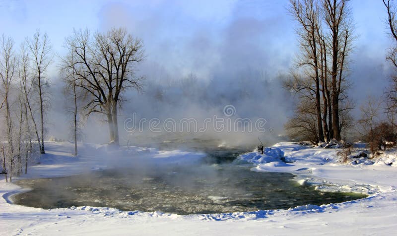Río brumoso en invierno imágenes de archivo libres de regalías Río brumoso en invierno imágenes de archivo libres de regalías