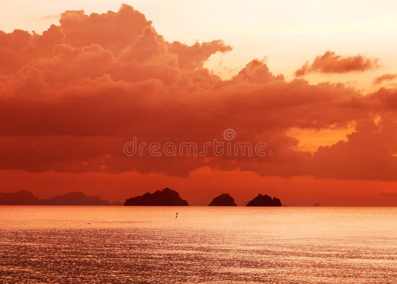 Río cerca que se ve una puesta del sol muy hermosa imagen de archivo Río cerca que se ve una puesta del sol muy hermosa imagen de archivo
