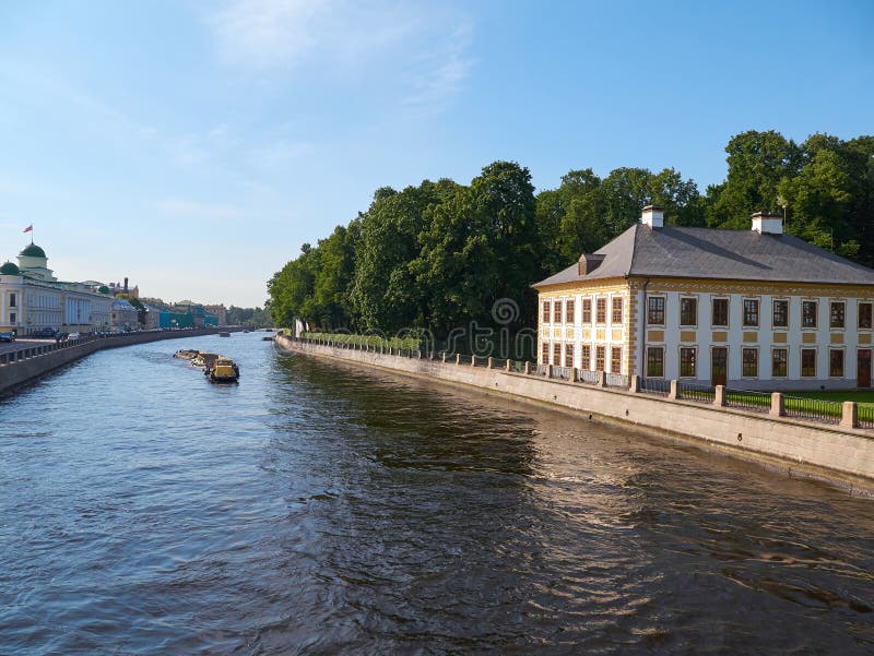 Río de Fontanka y palacio de verano de Peter el grande en St Petersburg, Rusia imagenes de archivo Río de Fontanka y palacio de verano de Peter el grande en St Petersburg, Rusia imagenes de archivo