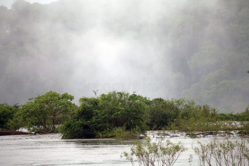 Río de Iguazu cerca de la garganta del diablo de las cataratas del Iguazú en el lado de Argentina imagenes de archivo Río de Iguazu cerca de la garganta del diablo de las cataratas del Iguazú en el lado de Argentina imagenes de archivo