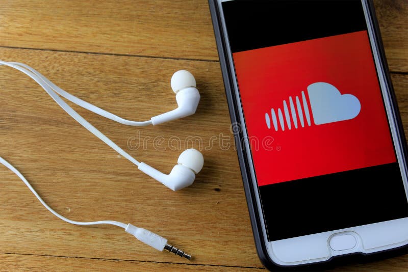 Río de Janeiro, Brasil - 23 de noviembre de 2019: Logo de SoundCloud en la pantalla del teléfono móvil Es una plataforma de publi fotos de archivo libres de regalías Río de Janeiro, Brasil - 23 de noviembre de 2019: Logo de SoundCloud en la pantalla del teléfono móvil Es una plataforma de publi fotos de archivo libres de regalías