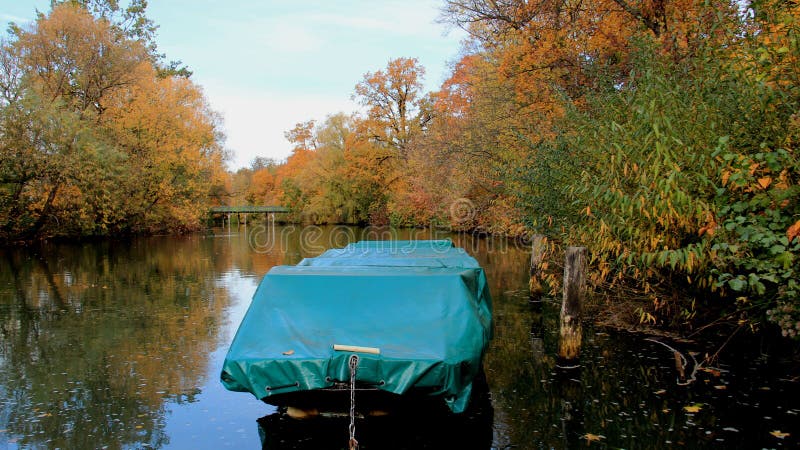 Río de la diversión en otoño imagen de archivo Río de la diversión en otoño imagen de archivo