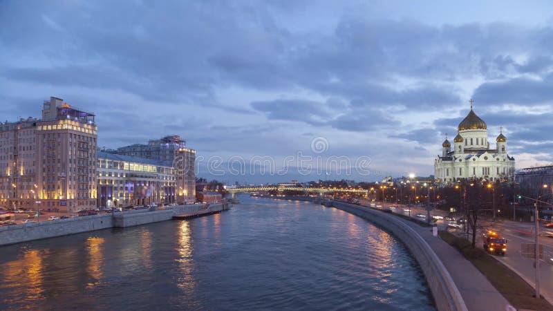 Río de Moscú cerca del teatro de variedad y de la catedral