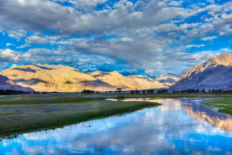 Río de Nubra en el valle de Nubra en Himalaya fotografía de archivo Río de Nubra en el valle de Nubra en Himalaya fotografía de archivo