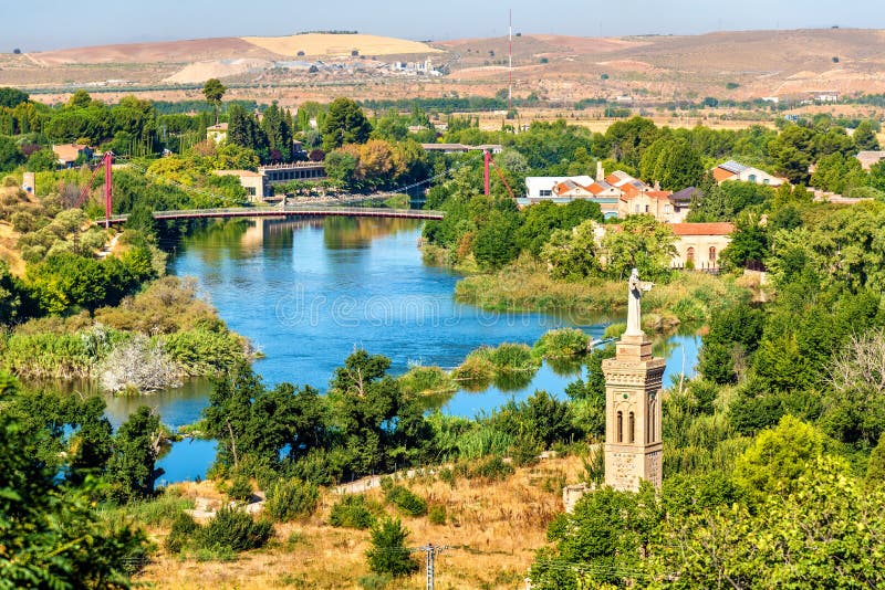 Río de Tajo y ermita de Cristo de la Vega en Toledo, España fotos de archivo Río de Tajo y ermita de Cristo de la Vega en Toledo, España fotos de archivo