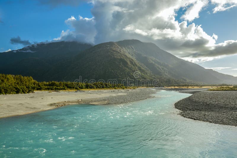 Río de Whataroa cerca de la pequeña ciudad de Whataroa en Nueva Zelanda fotos de archivo libres de regalías Río de Whataroa cerca de la pequeña ciudad de Whataroa en Nueva Zelanda fotos de archivo libres de regalías