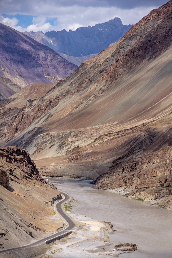 Río de Zanskar de Srinigar a la carretera de Leh, la India del norte imagenes de archivo Río de Zanskar de Srinigar a la carretera de Leh, la India del norte imagenes de archivo