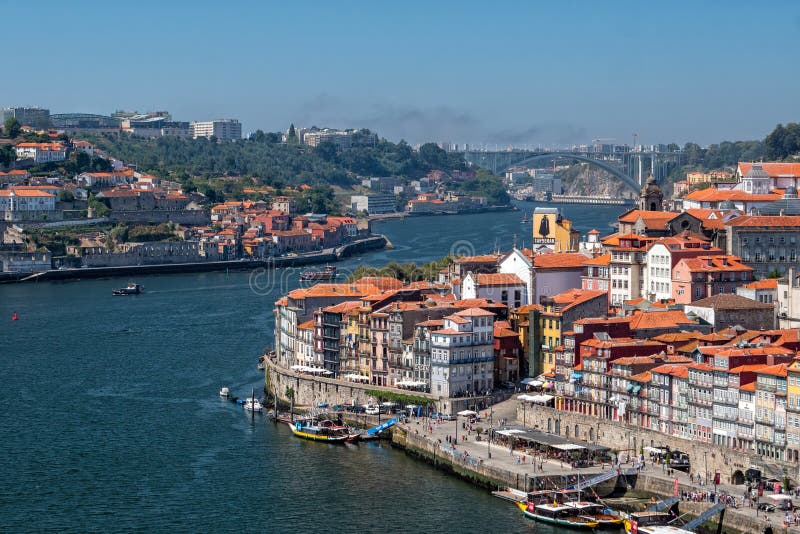 Río el Duero que serpentea más allá de Oporto, Portugal fotos de archivo Río el Duero que serpentea más allá de Oporto, Portugal fotos de archivo