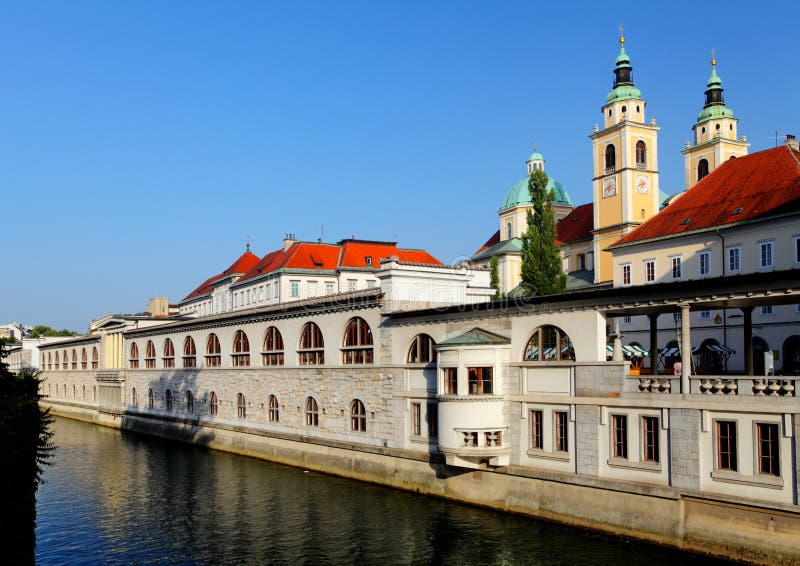 Río en Ljubljana del puente del dragón, Eslovenia fotografía de archivo Río en Ljubljana del puente del dragón, Eslovenia fotografía de archivo