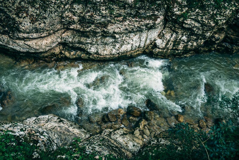 Río entre rocas, visión superior de la montaña fotos de archivo libres de regalías Río entre rocas, visión superior de la montaña fotos de archivo libres de regalías