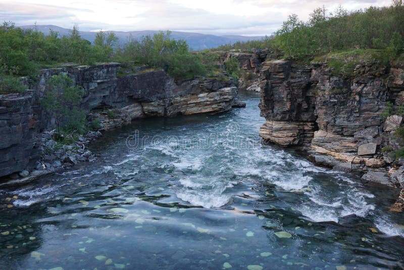 Río Hermoso, Abisko, Suecia Imagen de archivo Imagen de parque
