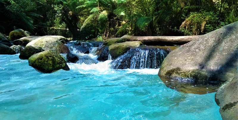 Río hermoso del agua azul en el bosque fotografía de archivo Río hermoso del agua azul en el bosque fotografía de archivo