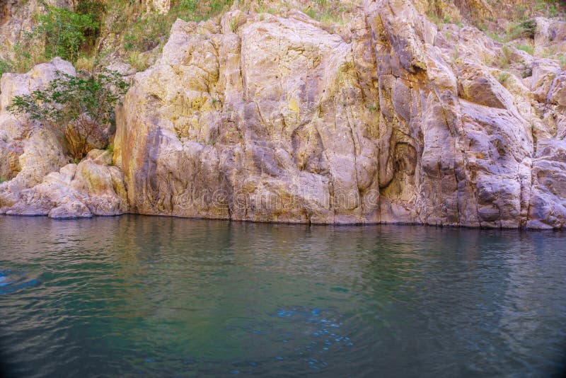 Río hermoso rodeado por las rocas en el barranco del somoto imagen de archivo Río hermoso rodeado por las rocas en el barranco del somoto imagen de archivo