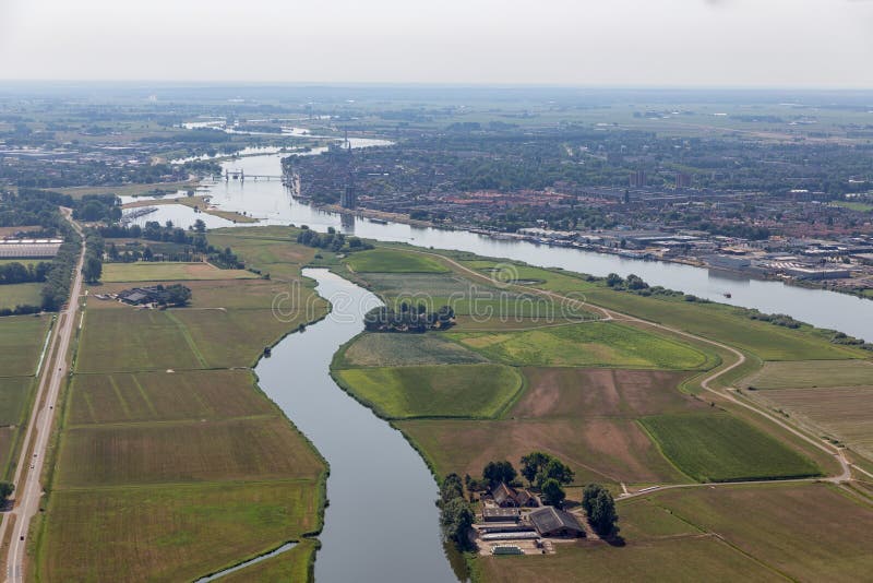 Río holandés IJssel de la visión aérea cerca de la ciudad medieval Kampen imágenes de archivo libres de regalías Río holandés IJssel de la visión aérea cerca de la ciudad medieval Kampen imágenes de archivo libres de regalías