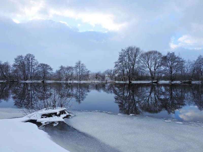 Río Minija y árboles agradables en invierno, Lituania imagenes de archivo