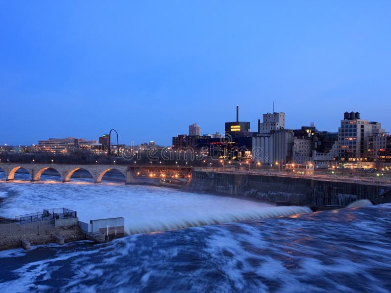 Río Misisipi en Minneapolis céntrica en la oscuridad fotos de archivo libres de regalías Río Misisipi en Minneapolis céntrica en la oscuridad fotos de archivo libres de regalías