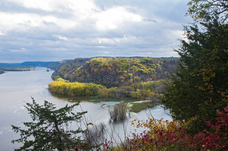 Río Misisipi y arbolados durante otoño en Iowa fotografía de archivo libre de regalías Río Misisipi y arbolados durante otoño en Iowa fotografía de archivo libre de regalías