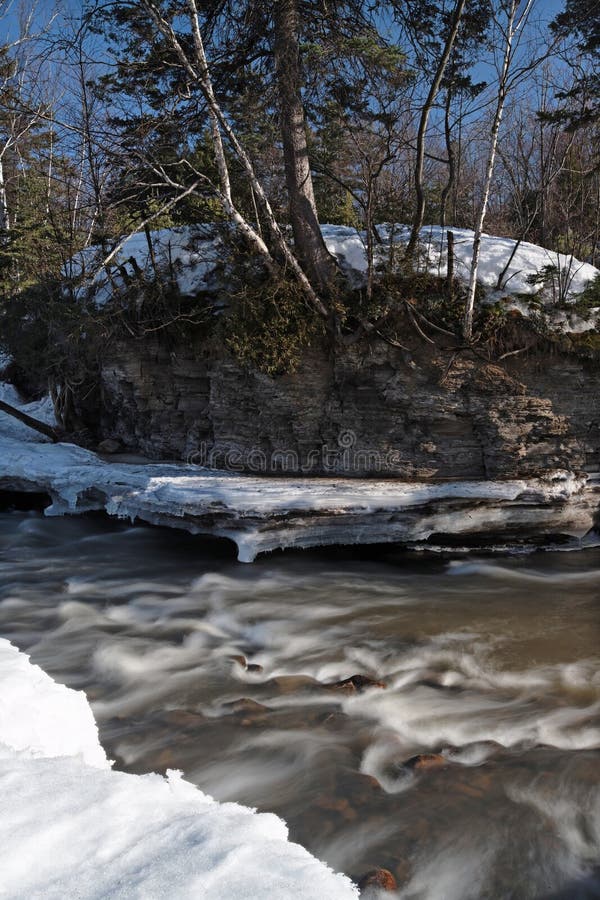 Río peligroso de primavera fotografía de archivo