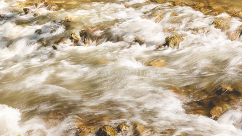 Río que atraviesa las rocas, cierre para arriba imagenes de archivo Río que atraviesa las rocas, cierre para arriba imagenes de archivo