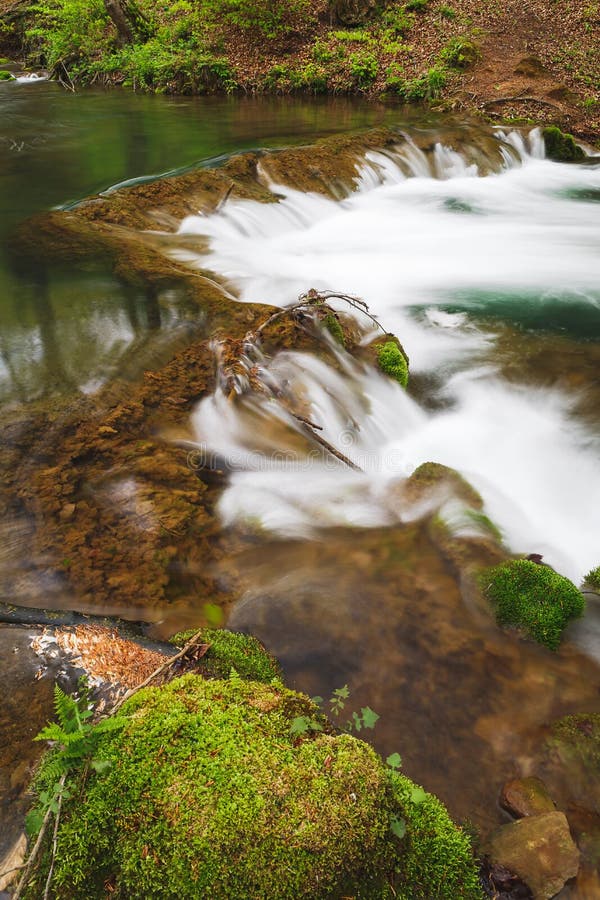 Río que atraviesa las rocas, cierre para arriba imagenes de archivo Río que atraviesa las rocas, cierre para arriba imagenes de archivo