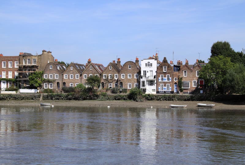Río viejo Thames Londres de las casas imagen de archivo libre de regalías Río viejo Thames Londres de las casas imagen de archivo libre de regalías