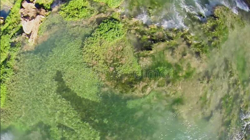 Río y cascada en el gran cañón metrajes