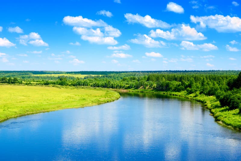 Río y naturaleza del verano imagen de archivo libre de regalías Río y naturaleza del verano imagen de archivo libre de regalías