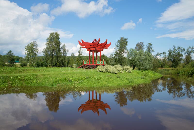 Rówieśnika parkowy gazebo w japońskim stylu na bankach rzeczny Tosna Leningrad Regio zdjęcie stock Rówieśnika parkowy gazebo w japońskim stylu na bankach rzeczny Tosna Leningrad Regio zdjęcie stock