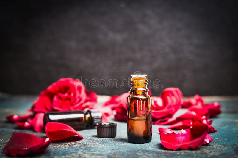 Róża istotny olej dla kosmetycznych produktów, aromatherapy traktowanie zdjęcie stock Róża istotny olej dla kosmetycznych produktów, aromatherapy traktowanie zdjęcie stock