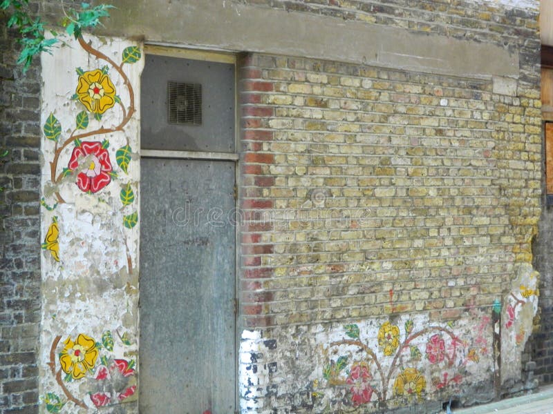 Różani malowidła ścienne na starej ścianie w Różanej alei Southwark Londyn UK zdjęcia stock Różani malowidła ścienne na starej ścianie w Różanej alei Southwark Londyn UK zdjęcia stock