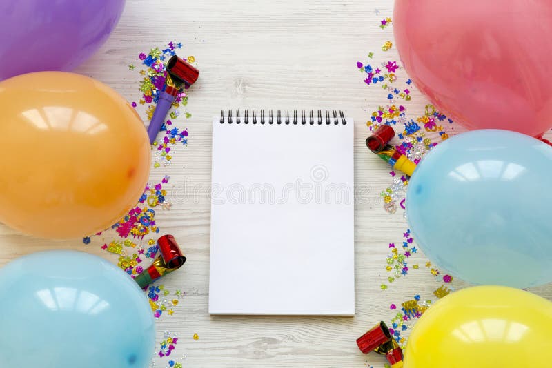 Różna partia balony, confetti i pustego miejsca notepad, Dekoraci partyjny pojęcie fotografia stock Różna partia balony, confetti i pustego miejsca notepad, Dekoraci partyjny pojęcie fotografia stock