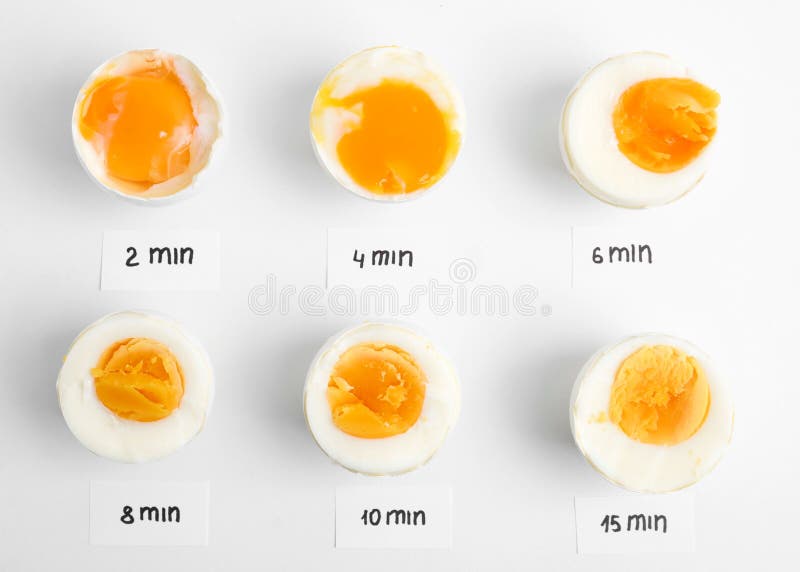 Różne etapy gotowania i gotowania gotowanych jaj kurzych na tle płaskie