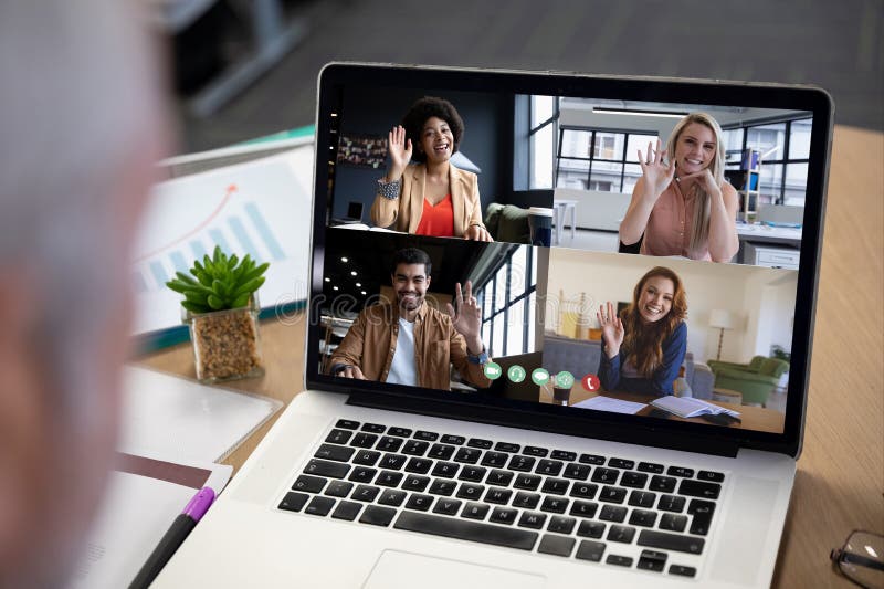 Różne osoby biznesowe wyświetlające ekran notebooka podczas rozmowy wideo w biurze zdjęcie stock