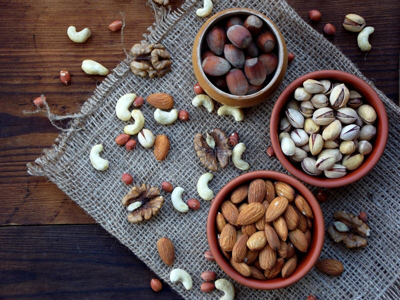 różne rozmaitość dokrętki na drewnianym tle - migdały, nerkodrzewy, orzechy włoscy, hazelnuts, pistacje zdjęcie stock różne rozmaitość dokrętki na drewnianym tle - migdały, nerkodrzewy, orzechy włoscy, hazelnuts, pistacje zdjęcie stock
