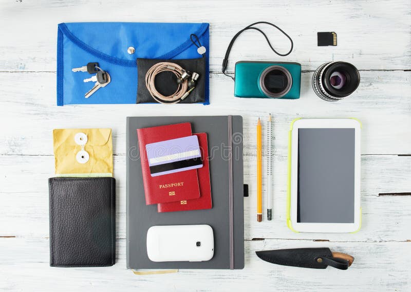 Różni przedmioty dla podróżować na drewnie fotografia stock Różni przedmioty dla podróżować na drewnie fotografia stock