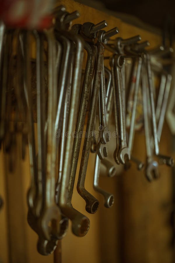 Różni uorganizowani metalu spanner narzędzia w garażu obraz royalty free Różni uorganizowani metalu spanner narzędzia w garażu obraz royalty free