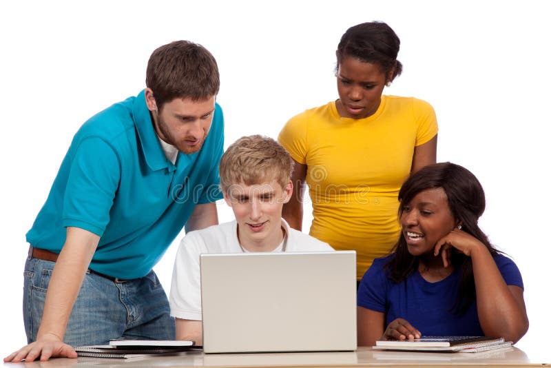 Różnorodna grupa studenci collegu, przyjaciele patrzeje komputer/ obraz stock Różnorodna grupa studenci collegu, przyjaciele patrzeje komputer/ obraz stock