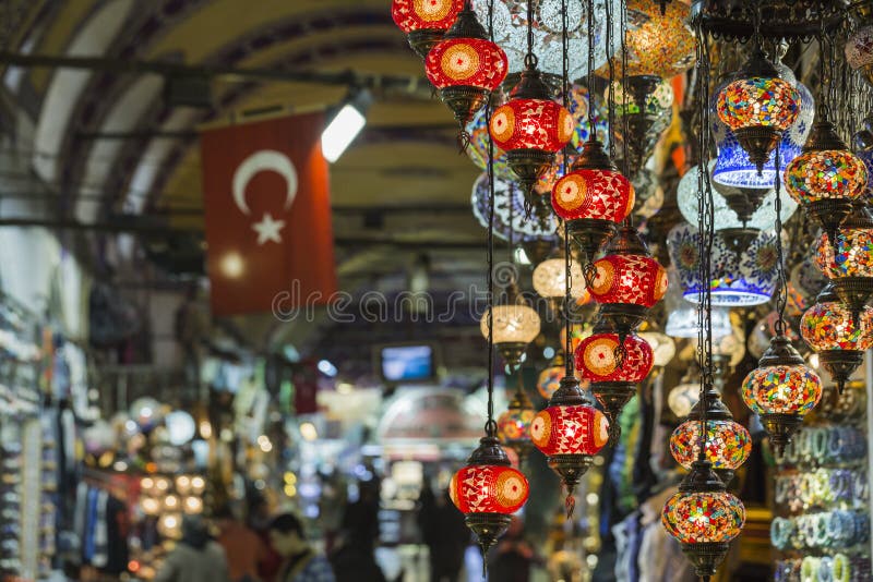 Różnorodne stare lampy na Uroczystym bazarze w Istanbuł