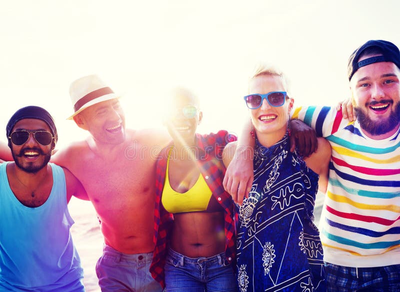 Różnorodni ludzie przyjaciel zabawy więzi uczuciowa plaży lata pojęcia zdjęcie stock Różnorodni ludzie przyjaciel zabawy więzi uczuciowa plaży lata pojęcia zdjęcie stock