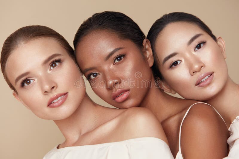 Różnorodność. portret piękności kobiet różnych grup etnicznych. wieloetniczne modele stojące razem na beżowym tle.