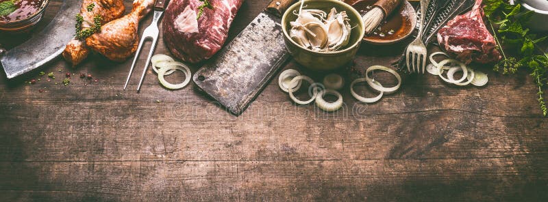 Różnorodny grill i bbq mięso: kurczak nogi, stki, baranków ziobro z rocznika kitchenware kuchni naczyniami