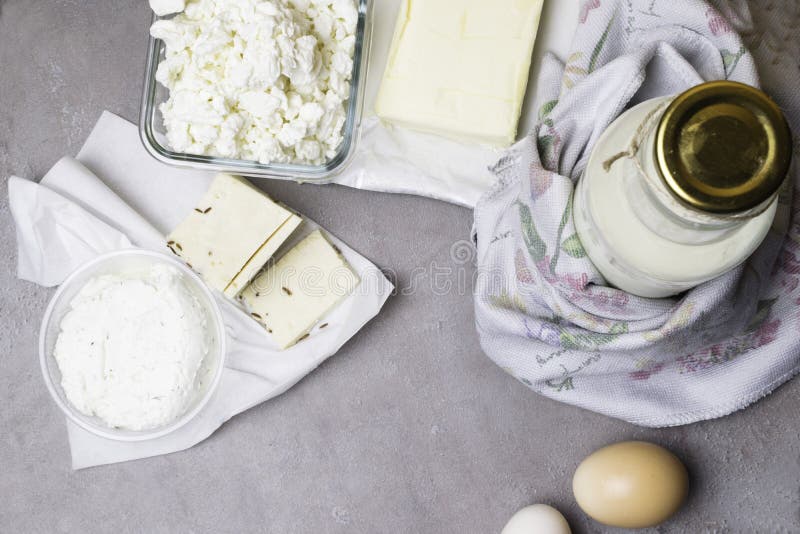 różnorodny nabiału produkt na popielatym stole z kwiatu ręcznikiem fotografia stock różnorodny nabiału produkt na popielatym stole z kwiatu ręcznikiem fotografia stock