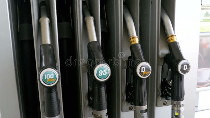 Różny benzyna pistolet przy stacją benzynową Benzynowy paliwowej pompy nozzle