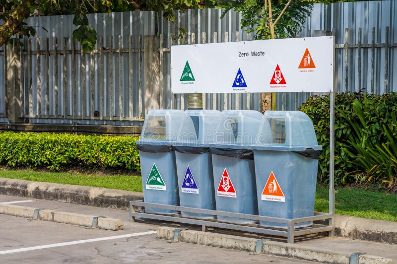 Różnych plastikowych kubeł na śmieci lub śmieciarskich koszy teren publicznie fotografia stock Różnych plastikowych kubeł na śmieci lub śmieciarskich koszy teren publicznie fotografia stock