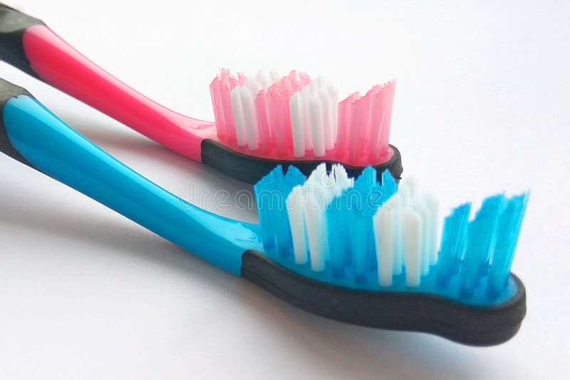 Różowi i błękitni toothbrushes na białym tle Brać opiekę zęby, stomatologiczny pojęcie zdjęcie stock Różowi i błękitni toothbrushes na białym tle Brać opiekę zęby, stomatologiczny pojęcie zdjęcie stock